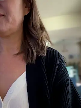 Snapshot of MaiseKnox chatting on 11-30-25, 05:17 MaiseKnox online show from 11-30-25, 05:17