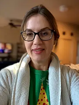 Snapshot of MaiseKnox chatting on 12-14-25, 04:23 MaiseKnox online show from 12-14-25, 04:23