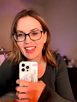 Snapshot of MaiseKnox chatting on 12-16-25, 10:04 MaiseKnox online show from 12-16-25, 10:04