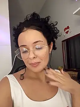 Snapshot of NinaSweet2 chatting on 03-28-26, 04:01 NinaSweet2 online show from 03-28-26, 04:01
