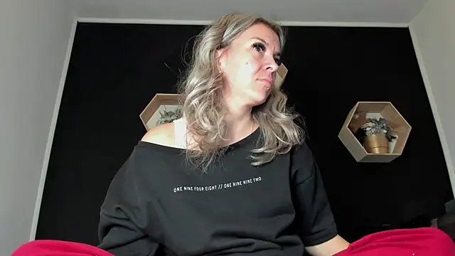 Snapshot of Alesys69 chatting on 10-30-25, 11:38 Alesys69 online show from 10-30-25, 11:38