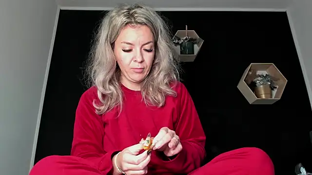 Snapshot of Alesys69 chatting on 11-11-25, 11:38 Alesys69 online show from 11-11-25, 11:38