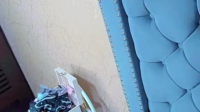 Imannejulienne online show from 04-05-26, 12:41