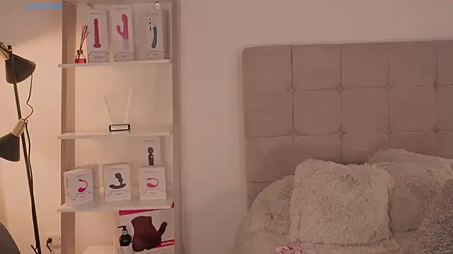 Snapshot of AbellaCroft chatting on 12-17-24, 06:31 AbellaCroft online show from 12-17-24, 06:31