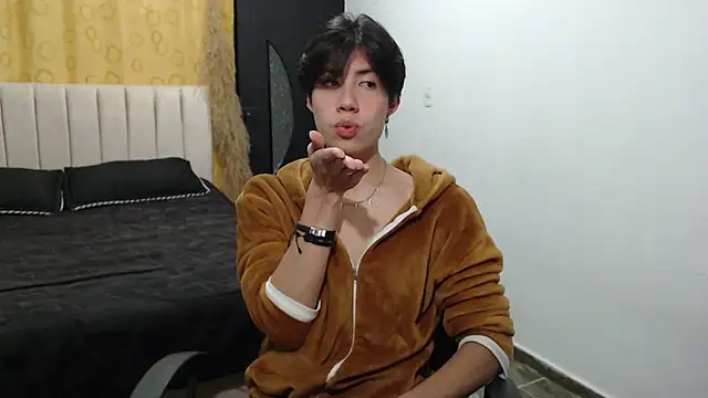 Snapshot of Elio-cam chatting on 12-23-24, 08:44 Elio-cam online show from 12-23-24, 08:44