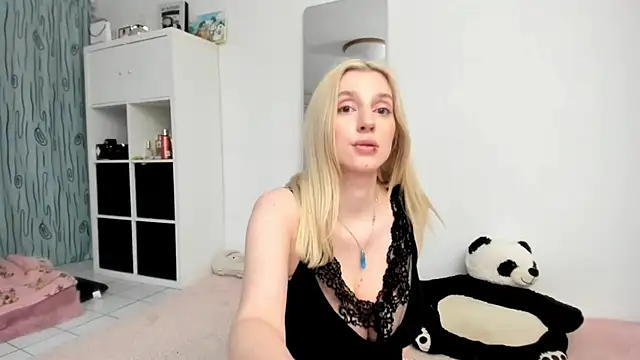 Snapshot of KenzieDawton chatting on 04-26-26, 04:37 KenzieDawton online show from 04-26-26, 04:37