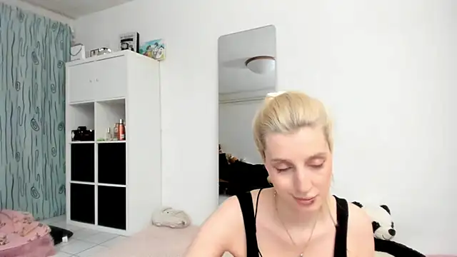 Snapshot of KenzieDawton chatting on 04-27-26, 04:16 KenzieDawton online show from 04-27-26, 04:16
