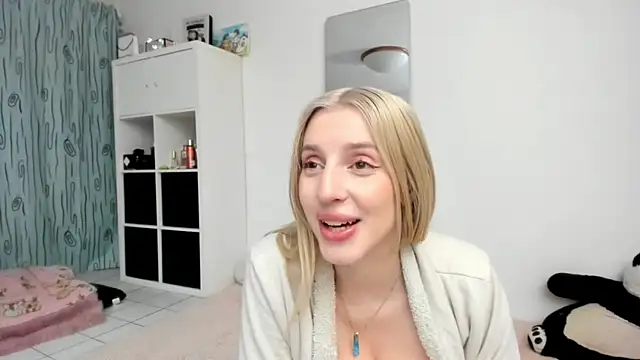 Snapshot of KenzieDawton chatting on 05-16-26, 04:28 KenzieDawton online show from 05-16-26, 04:28