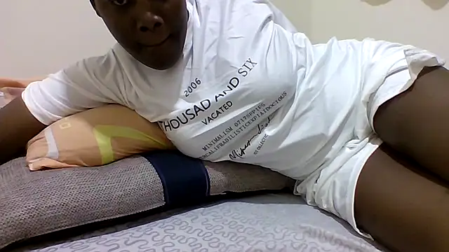 Snapshot of sweetelle09 chatting on 06-12-26, 06:40 sweetelle09 online show from 06-12-26, 06:40