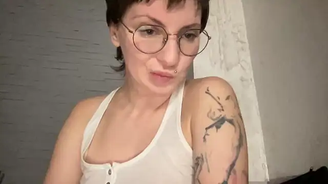 Snapshot of -CatchMe- chatting on 12-17-25, 10:27 -CatchMe- online show from 12-17-25, 10:27