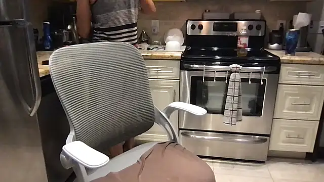 BigGuyMuscle online show from 09-25-25, 04:11