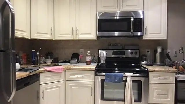 Snapshot of BigGuyMuscle chatting on 12-13-25, 08:25 BigGuyMuscle online show from 12-13-25, 08:25