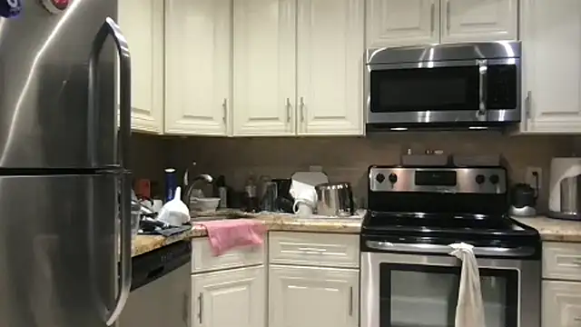 Snapshot of BigGuyMuscle chatting on 12-15-25, 01:32 BigGuyMuscle online show from 12-15-25, 01:32