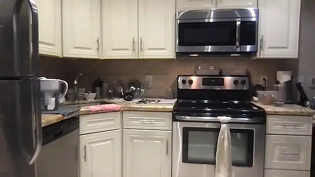 Snapshot of BigGuyMuscle chatting on 12-15-25, 08:57 BigGuyMuscle online show from 12-15-25, 08:57