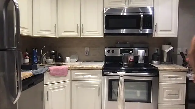 Snapshot of BigGuyMuscle chatting on 12-16-25, 10:04 BigGuyMuscle online show from 12-16-25, 10:04