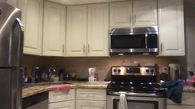 Snapshot of BigGuyMuscle chatting on 12-17-25, 10:10 BigGuyMuscle online show from 12-17-25, 10:10