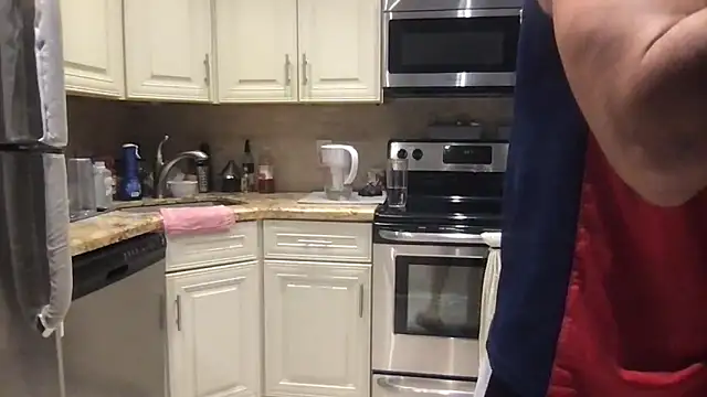 Snapshot of BigGuyMuscle chatting on 12-19-25, 10:06 BigGuyMuscle online show from 12-19-25, 10:06