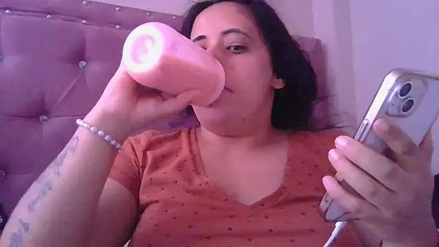 Snapshot of annarose19 chatting on 01-10-26, 05:04 annarose19 online show from 01-10-26, 05:04