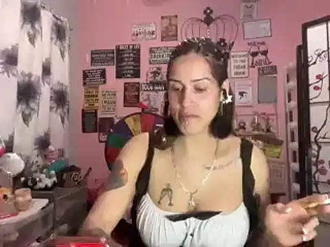 Snapshot of latinacubana chatting on 01-18-25, 08:52 latinacubana online show from 01-18-25, 08:52