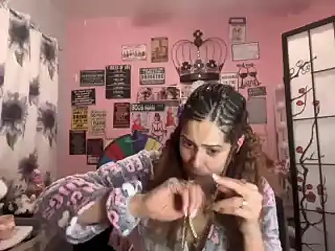 Snapshot of latinacubana chatting on 01-23-25, 01:30 latinacubana online show from 01-23-25, 01:30