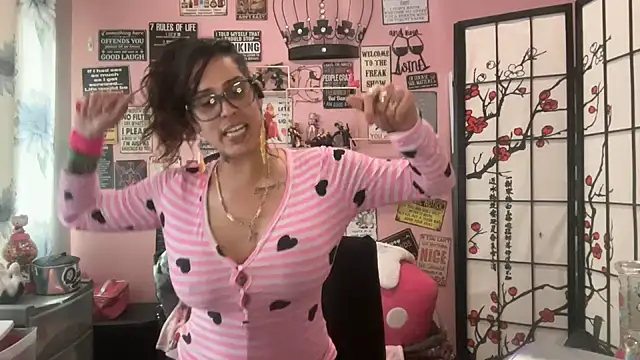 Snapshot of latinacubana chatting on 02-14-25, 02:33 latinacubana online show from 02-14-25, 02:33