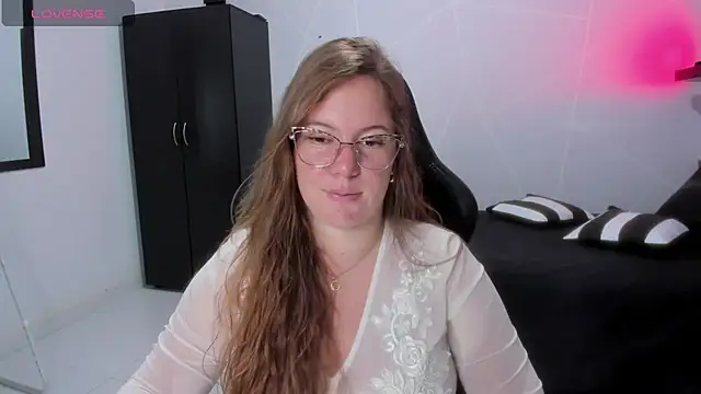 Snapshot of tamy_shine87 chatting on 11-02-25, 11:40 tamy shine87 online show from 11-02-25, 11:40