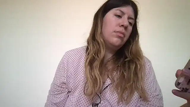 Snapshot of HYPHYtype chatting on 03-04-25, 10:38 HYPHYtype online show from 03-04-25, 10:38