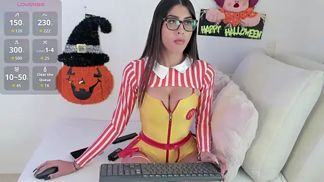 Snapshot of Sophiia_Castro chatting on 10-31-25, 06:42 Sophiia Castro online show from 10-31-25, 06:42