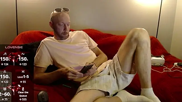 Snapshot of MaxRouger chatting on 06-14-26, 01:24 MaxRouger online show from 06-14-26, 01:24
