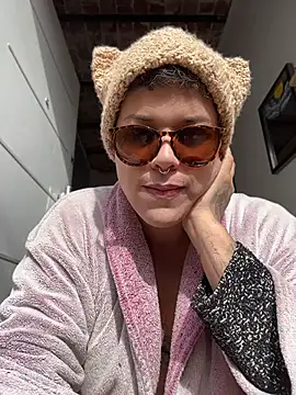 Snapshot of Alicbranca chatting on 07-13-26, 04:10 Alicbranca online show from 07-13-26, 04:10