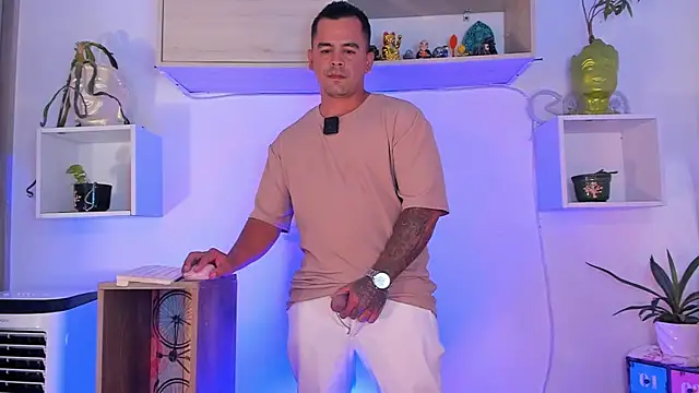 Snapshot of Ricardo_1998 chatting on 10-01-25, 01:55 Ricardo 1998 online show from 10-01-25, 01:55