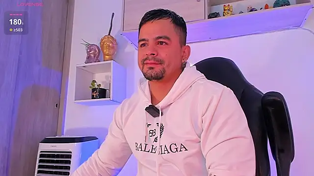 Snapshot of Ricardo_1998 chatting on 10-17-25, 09:01 Ricardo 1998 online show from 10-17-25, 09:01