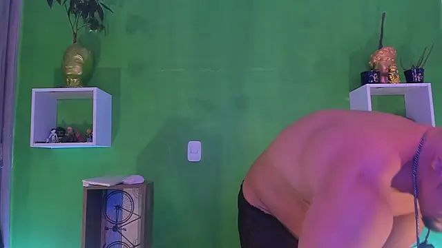 Snapshot of Ricardo_1998 chatting on 10-27-25, 04:05 Ricardo 1998 online show from 10-27-25, 04:05