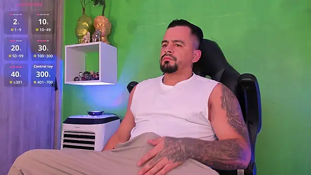 Snapshot of Ricardo_1998 chatting on 12-01-25, 01:54 Ricardo 1998 online show from 12-01-25, 01:54