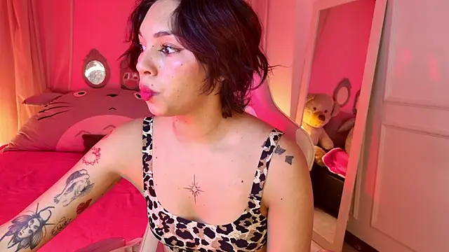 Snapshot of Lyna_love chatting on 10-21-25, 09:04 Lyna love online show from 10-21-25, 09:04