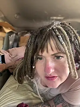 Snapshot of 1-800-FUCKYOU chatting on 09-12-25, 08:31 1-800-FUCKYOU online show from 09-12-25, 08:31