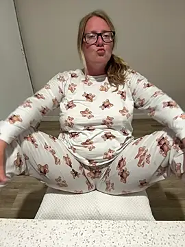 Snapshot of Lizzyloo chatting on 02-24-26, 03:15 Lizzyloo online show from 02-24-26, 03:15