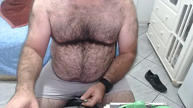 Snapshot of MysterBearMG chatting on 06-09-26, 12:11 MysterBearMG online show from 06-09-26, 12:11