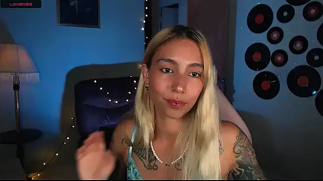 Snapshot of Saucy_Jenn chatting on 02-20-25, 01:03 Saucy Jenn online show from 02-20-25, 01:03