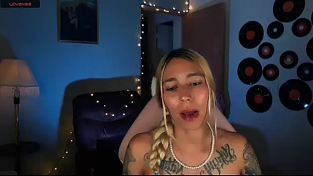 Snapshot of Saucy_Jenn chatting on 02-21-25, 04:40 Saucy Jenn online show from 02-21-25, 04:40