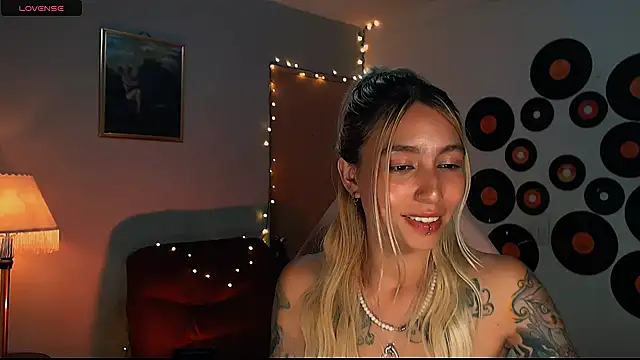 Snapshot of Saucy_Jenn chatting on 02-23-25, 06:49 Saucy Jenn online show from 02-23-25, 06:49