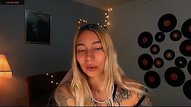 Snapshot of Saucy_Jenn chatting on 02-28-25, 02:42 Saucy Jenn online show from 02-28-25, 02:42