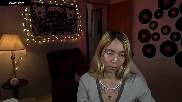 Snapshot of Saucy_Jenn chatting on 03-16-25, 01:38 Saucy Jenn online show from 03-16-25, 01:38