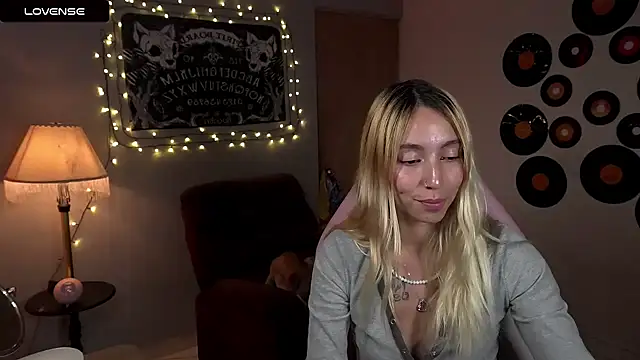 Snapshot of Saucy_Jenn chatting on 03-16-25, 04:52 Saucy Jenn online show from 03-16-25, 04:52