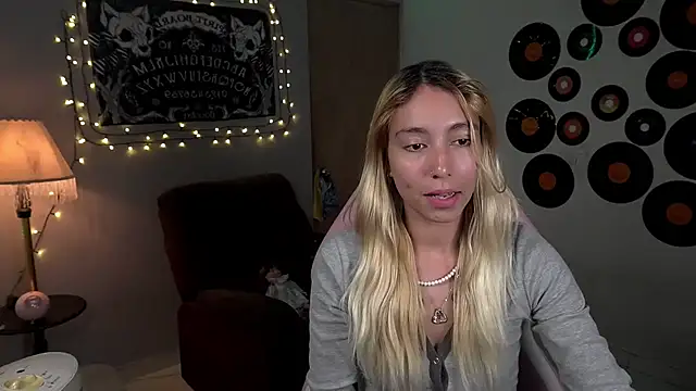 Snapshot of Saucy_Jenn chatting on 03-16-25, 09:58 Saucy Jenn online show from 03-16-25, 09:58