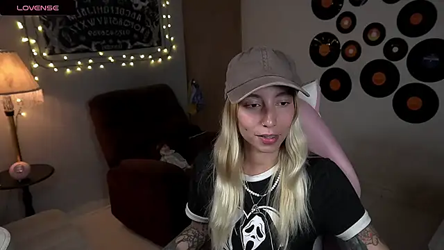 Snapshot of Saucy_Jenn chatting on 03-22-25, 03:52 Saucy Jenn online show from 03-22-25, 03:52