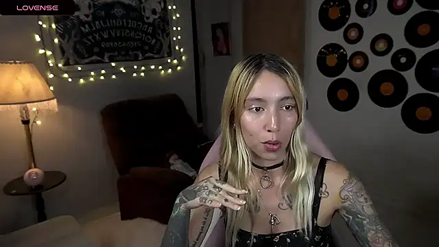 Snapshot of Saucy_Jenn chatting on 03-23-25, 01:09 Saucy Jenn online show from 03-23-25, 01:09