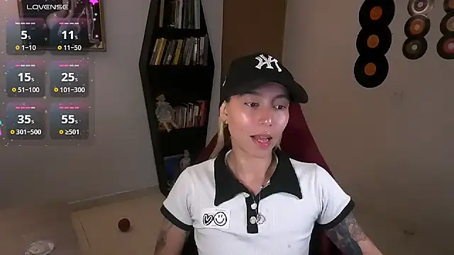 Snapshot of Saucy_Jenn chatting on 09-27-25, 01:32 Saucy Jenn online show from 09-27-25, 01:32