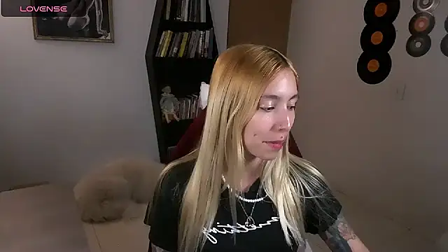 Snapshot of Saucy_Jenn chatting on 10-04-25, 02:31 Saucy Jenn online show from 10-04-25, 02:31