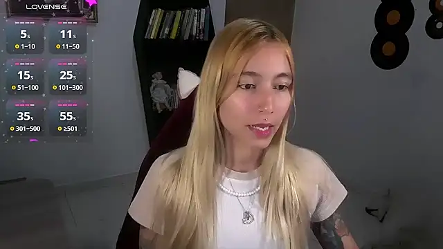 Snapshot of Saucy_Jenn chatting on 10-05-25, 01:48 Saucy Jenn online show from 10-05-25, 01:48